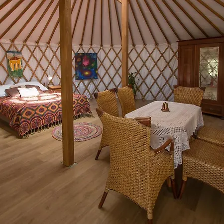 ラグジュアリーテント Glamping Podgrodzie ノベ・バルプノ