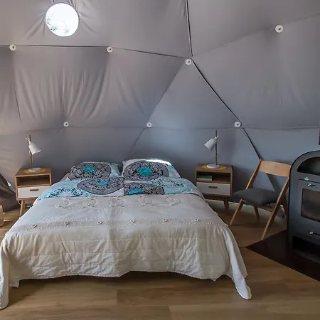 Glamping Podgrodzie ラグジュアリーテント ノベ・バルプノ