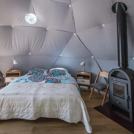 Glamping Podgrodzie ラグジュアリーテント ノベ・バルプノ
