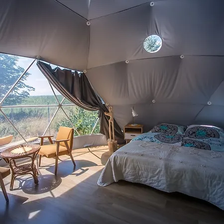 ラグジュアリーテント Glamping Podgrodzie ノベ・バルプノ